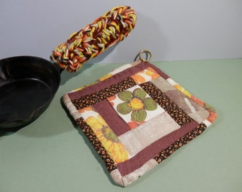 1970s 2Pc Retro Quilted Daisy Print Pot Holder Hot Pad & Crochet Cast Iron Skillet Pan Handle Cover Stove Oven Earth Tone Colors Kitchenware