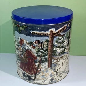 11H x 10B (c) 1994 Houston Food Company Jumbo-plåtburk med jultomte, vinter, snö, byscen, gobelängdesign, juldekor, tillverkad i USA