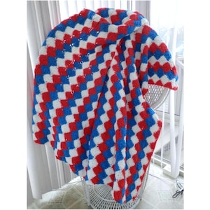NUOVO 60 x 65" Crochet Shell Style Afghan Rosso Bianco e Blu Patriottico Americano Veterani Colori Ispirati Stanza/Occasione Unisex Fatto a Mano Idea Regalo
