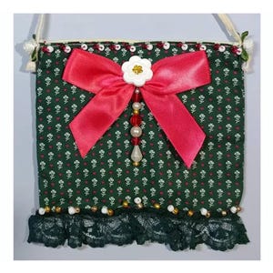 5 x 6" American Girl-poppentasje OF tasje met minitrinket of geluksmuntje met groene ditzy bloemenstof rode satijnen strik en kralen cadeau-idee voor kleine meisjes