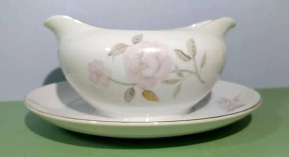 formal dinnerware clear glass with gold accents mini sauce bowl Vintage glass sauce or gravy boat with underplate excellent condition formal dinnerware clear glass with gold accents mini sauce bowl Vintage glass sauce or gravy boat with underplate excellent condition