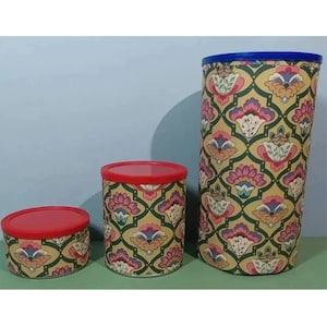 Juego de 3 botes OOAK con tapa decorada, tres tamaños, de cartón cilíndrico reciclado, dos latas apilables y encajables con diseño de damasco.