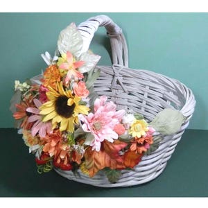 Hermosa canasta de mimbre blanca adornada con flores de seda para Pascua, primavera, verano y otoño, ideal como portatarjetas para jardín campestre o como recuerdo.