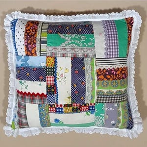 1970-talets 14"x14" kudde i lapptäckestil med flerfärgade tyger och spets, mid-century soffa, fåtölj, bänk, accentkudde