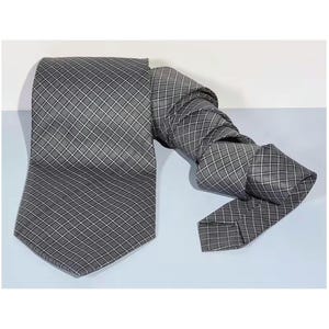 1990s, 57.5 x 3.5, 100% Polyester, Silvery Gray Necktie by Italian Designer Claudio Nucci In Criss Cross Pattern Menswear Neckwear Clothing