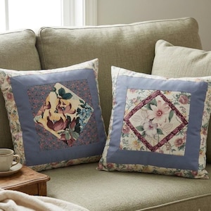 Almofada decorativa floral em patchwork, 40 x 40 cm (16 x 16"), à escolha de 1 ou 2 unidades, nas cores Magnólia OU Cosmos. Ideal para sofá, banco, cama, etc., em estilo colonial azul, campestre, rústico e shabby chic.