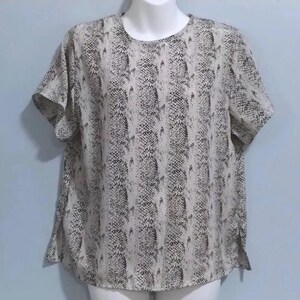Hana Sung Designer Bluse Büste 40 "Kragen 17", Pull-over-Stil w / Schlüsselloch, 100% Polyester mit kurzen Ärmeln, Grau und Schwarz Print-Tag / Abend-Shirt