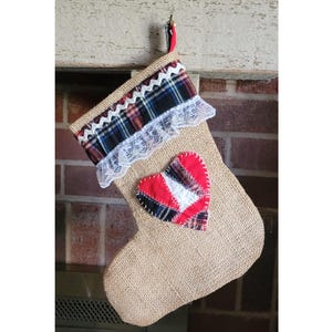 ナチュラルタンの麻布、ブルータータンチェック柄ストッキング（女性用）、ラッセルレース、リックラックカフ、ハートのアップリケ付き、手作りのホリデー＆通年用