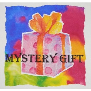 Puede incluir: Una pintura de acuarela de una caja de regalo rosa con lunares blancos y un lazo amarillo. La caja está sobre un fondo colorido con tonos de azul, verde, amarillo y rojo. El texto "MYSTERY GIFT" está escrito en letras negras debajo de la caja.