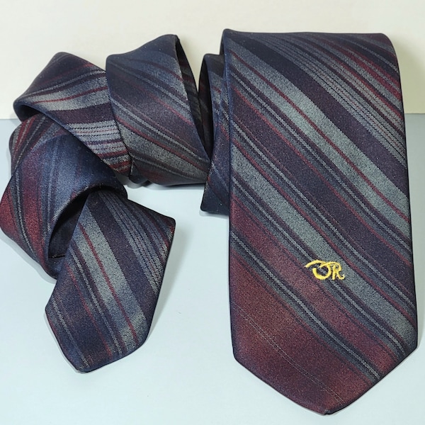 1980s Oscar de la Renta 54.5 x 2.5  Diagonal Muted Color Stripes Slim Necktie Silk & Polyester Office Business Profession Mens Wear Neckwear