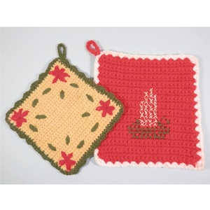 Zestaw świątecznych podkładek pod garnki w stylu retro z lat 70., ręcznie szydełkowany, czerwony, złoty, z świeczką haftowaną krzyżykiem i haftowanym wzorem kwiatowym. Prezent kulinarny z połowy XX wieku.