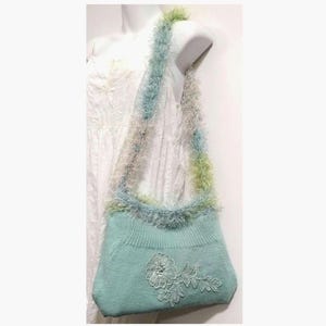 Origineel ontwerp schoudertas crossbody hemelsblauwe angoramix trui portemonnee met mooie roze kant appliqué & leuk bont gehaakt riempje hergebruikt cadeau