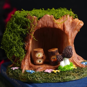 Casa del árbol de elfo del bosque Rocky Pet de madera para escritorio: mascota de madera natural y resina, decoración en miniatura con tarjeta de adopción, ideal para regalo de cumpleaños