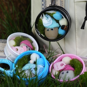 Adornos colgantes para mascotas Rocky, adorables accesorios de escritorio, set de mascotas de piedra, bolsas de PVC de 4 colores, tarjeta de adopción - Decoración y regalo antiestrés