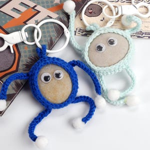 Llavero de mascota Rocky Pet Dancing Stone: adorable compañero para llevar y de escritorio, ideal para aliviar el estrés. Incluye tarjeta de adopción.