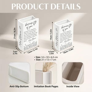 Puede incluir: Dos jarrones de cer&aacute;mica blanca con forma de libro, texto negro e ilustraciones florales. El jarr&oacute;n grande mide 21cm x 13cm x 7cm y el peque&ntilde;o mide 14cm x 10cm x 6.5cm. Incluyen base antideslizante, textura de p&aacute;ginas de libro y un interior hueco.