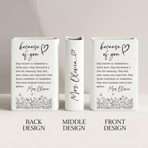 Puede incluir: Tres jarrones de cer&aacute;mica blanca con texto negro y arte lineal floral. Los dise&ntilde;os frontal y posterior muestran la frase because of you con un coraz&oacute;n y un p&aacute;rrafo sobre el aprendizaje y la bondad, firmado Mrs. Olivia. El jarr&oacute;n central muestra Mrs. Olivia.