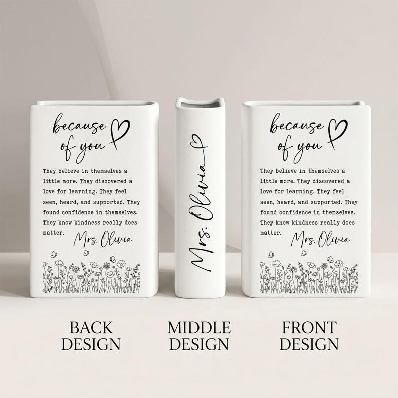 Puede incluir: Tres jarrones de cer&aacute;mica blanca con texto negro y arte lineal floral. Los dise&ntilde;os frontal y posterior muestran la frase because of you con un coraz&oacute;n y un p&aacute;rrafo sobre el aprendizaje y la bondad, firmado Mrs. Olivia. El jarr&oacute;n central muestra Mrs. Olivia.