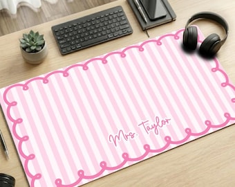 Alfombrilla de escritorio personalizada con nombre de profesor y borde festoneado a cuadros, funda de teclado a cuadros pastel, decoración de espacio de trabajo estilo preppy con borde ondulado, regalo de regreso a clases