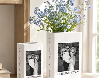 Jarrón de libro de boda personalizado, jarrón de cerámica con forma de libro para contar una historia de amor, jarrón de libro con flores para la novia, regalo con los nombres de la pareja, regalo para la despedida de soltera