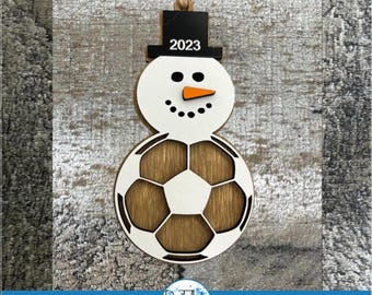 Adorno de muñeco de nieve futbolista SVG / Archivo de corte navideño deportivo (Descarga digital)