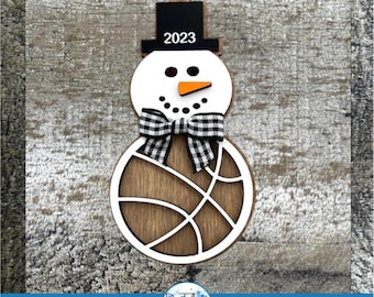 Adorno SVG de muñeco de nieve de baloncesto / Archivo de corte navideño deportivo