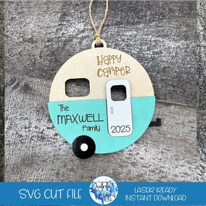 Happy Camper-ornament SVG | Camping kerst-SVG | Kerstbestand knippen | Vakantie gesneden bestand | Reisaanhangwagen SVG | Gesneden familieornamentbestand