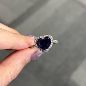 3,4 Karat Saphirring, Saphir im Herzschliff, Verlobungsring, Halo-Ring