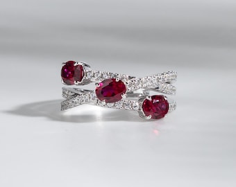 Alianza de boda de eternidad con rubí de laboratorio en plata esterlina, anillo cruzado de triple banda con rubí y circonita, delicada banda de piedras preciosas rojas hecha a mano.