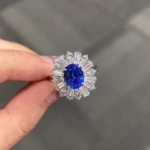 Anel oval de 2,4 quilates com espinélio de cobalto cultivado em laboratório: ouro branco 14K