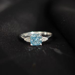 1 karaat kussen mooie levendige blauwe verlovingsring met drie stenen / blauwe diamanten verlovingsring / Blue Lab Grown Diamond / IGI-gecertificeerd