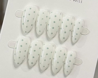 Uñas con lunares azul verdoso / Set de lunares blanco lechoso / Arte de uñas minimalista / Uñas postizas reutilizables hechas a mano