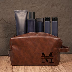 Custom Groomsmen Gift,Personalized Leather Toiletry Bag for Men,Father&#39;s Day Gift,Travel Organizer for Men,Engraved Leather Travel Bag
