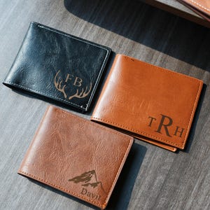 Personalisierte Lederbrieftasche für Männer, gravierte lederne benutzerdefinierte Brieftasche, Geschenke für die Abschlussfeier, individuell gravierte minimalistische Brieftasche