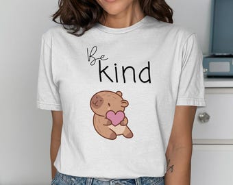 Cute capybara Be Kind T-Shirt, Motivational Graphic Tee, Adorable Animal Shirt, Positive Message Top, capybara Hug Heart Design T-Shirt