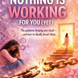 Puede incluir: Portada de libro con el título "WHY NOTHING IS WORKING FOR YOU (YET)". La portada presenta a una mujer sentada con la cabeza entre las manos, una cadena rota y una mujer caminando hacia una puerta brillante. El texto dice "Los patrones que te mantienen atascado - y cómo finalmente romperlos."