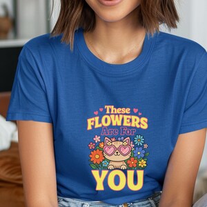 Cute Cat With Flowers T-Shirt  – Kawaii Floral Cat Tee – Funny Cat Lover Gift – Retro Style Shirt – Spring Summer Top-gift for her/him