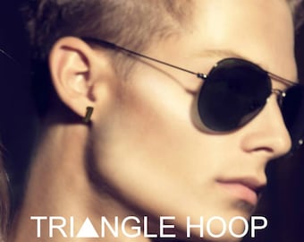 Peut inclure: Une personne portant des lunettes de soleil noires et une chemise noire avec un col blanc. La personne porte une boucle d'oreille en or en forme de barre. Le texte "TRIANGLE HOOP 360JewelsElite.etsy.com" est visible sous le visage de la personne.