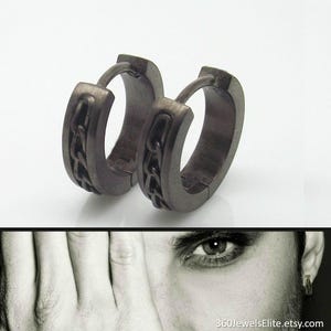 Zwartgouden Huggie-oorbellen heren - met ketting ingelegde oorbellen voor heren - herenoorbellen - kettingring - medium (E149MB)