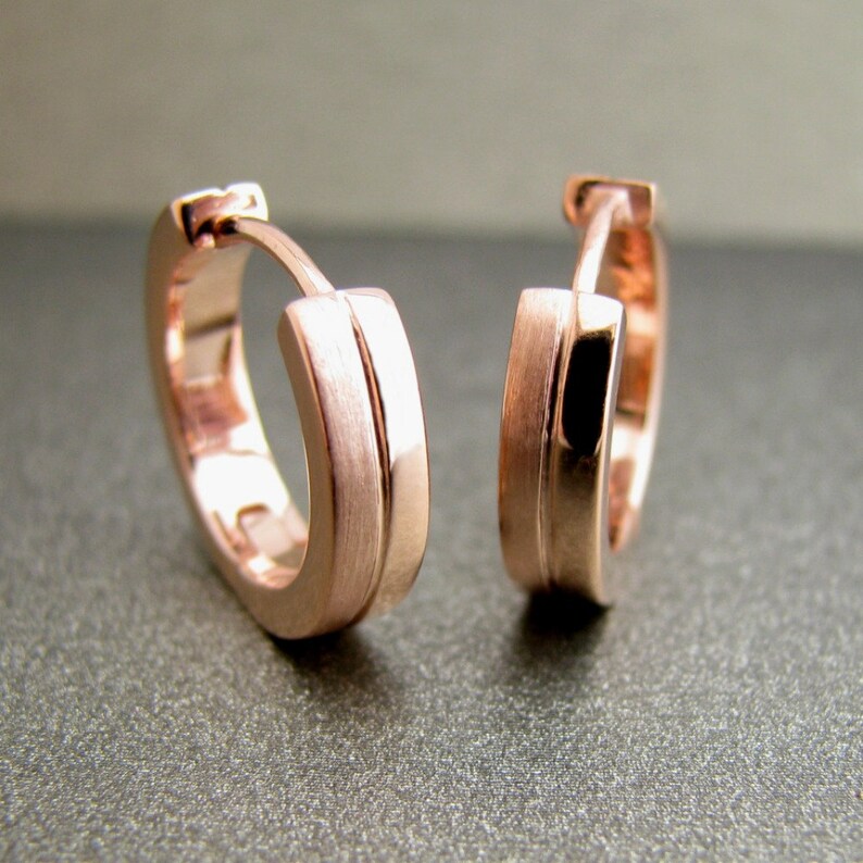 K&ouml;nnte beinhalten: Ein Paar Ohrringe aus Ros&eacute;gold mit geb&uuml;rsteter Oberfl&auml;che. Die Ohrringe sind schlicht und elegant und eignen sich hervorragend als Geschenk f&uuml;r jeden Anlass.