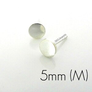 Puede incluir: Un par de pendientes de plata con forma de disco redondo de 5 mm. Los pendientes son simples y elegantes.
