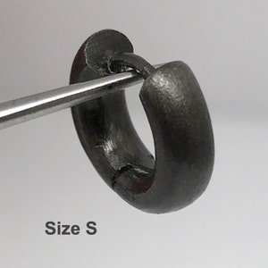 Black Night hawk Huggie-oorbellen, nep-oorbellen, herenoorbellen, kleine hoepels, kraakbeenoorbellen, E115MB klein