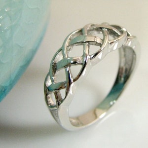 Irish Celtic Knot Ring - White Gold Plated over 925 Sterling Silver - 7mm Band -F or Men or Women - Polished Shiny Finish - Engravable