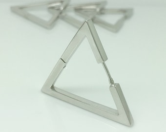 Peut inclure: Une paire de boucles d'oreilles créoles triangulaires argentées. Les boucles d'oreilles sont en métal épais et ont un design simple et moderne.