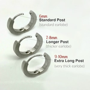 Puede incluir: Tres pendientes de aro de plata con diferentes longitudes de poste. El pendiente superior tiene un poste de 6 mm, el pendiente del medio tiene un poste de 7-8 mm y el pendiente inferior tiene un poste de 9-10 mm. El texto debajo de cada pendiente describe la longitud del poste y el grosor del lóbulo de la oreja.