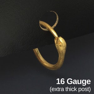 Op de afbeelding: Gouden slang creolen met een dikke pen. 16 Gauge (extra dikke pen).