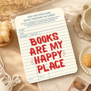 Pode incluir: Uma placa retangular desenhada como um cartão de biblioteca vintage com papel creme e linhas azuis. O texto diz: KEEP THIS BOOK CLEAN DO NOT TURN DOWN THE LEAVES. Um texto grande em vermelho no centro diz: BOOKS ARE MY HAPPY PLACE.