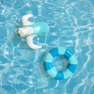 Summer Pool Fridge Magnet – Swimmer with Floaty | Polymer Clay Handmade Magnet | Cute Miniature Swimmer Gift, Beach Vibes Decor