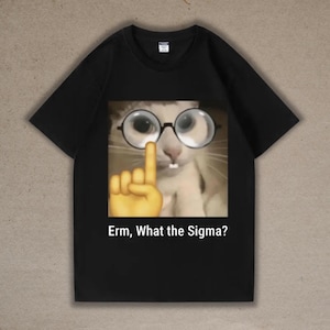 Peut inclure: T-shirt noir avec un chat blanc portant des lunettes et un doigt pointant vers le haut. Le texte "Erm, What the Sigma?" est imprimé sous l'image.