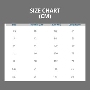 K&ouml;nnte beinhalten: Gr&ouml;&szlig;entabelle in Zentimetern f&uuml;r Kleidung. Die Tabelle zeigt die Gr&ouml;&szlig;en XS bis 3XL mit den entsprechenden Ma&szlig;en f&uuml;r Schulter, Brust und L&auml;nge.